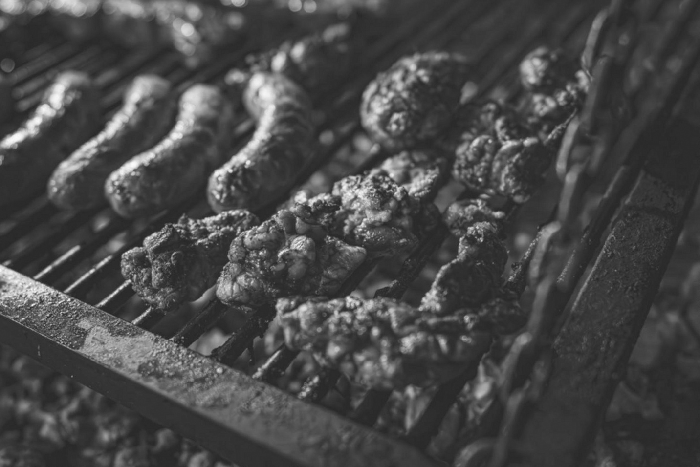 Herbstkürbisse und Pilze auf einem Marktstand
